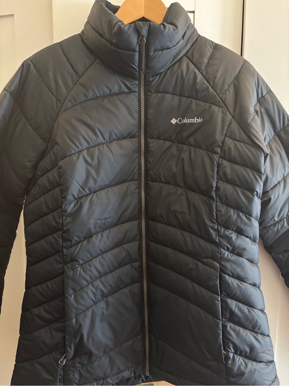 Columbia Woman’s fitted Black Puffer Jacket - Insulated Winter Coat